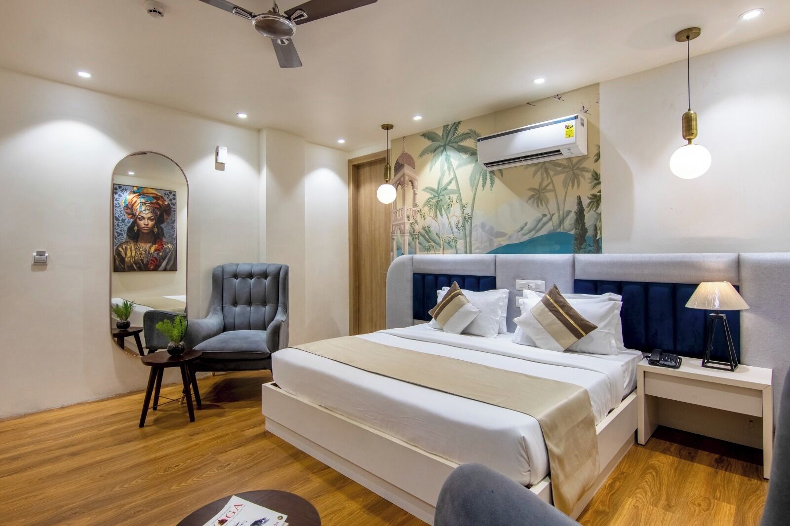 Une chambre d’hôtel moderne équipée d’un grand lit, d’une chaise, d’un bureau et d’un appareil de climatisation.