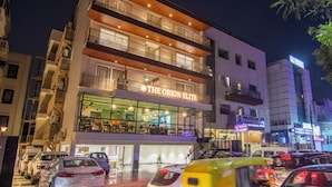 Un edificio de varios pisos con un restaurante llamado "The Orion Elite" en la planta baja.