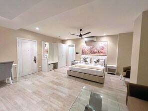 Habitación doble Deluxe, balcón | Caja de seguridad en la habitación y tabla de planchar con plancha 