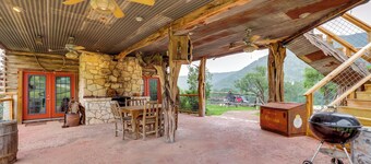 Rural Texas Villa w/ Hot Tub - Horses Welcome!