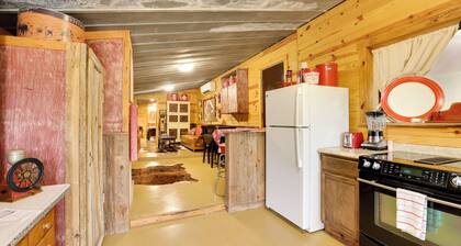Rural & Horse-friendly Cabin ~ 24 Mi to Bandera!