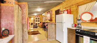 Rural & Horse-friendly Cabin ~ 24 Mi to Bandera!
