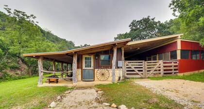 Rural & Horse-friendly Cabin ~ 24 Mi to Bandera!