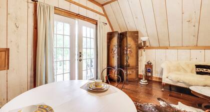 Chic 'tree House' Studio ~ 24 Mi to Bandera!