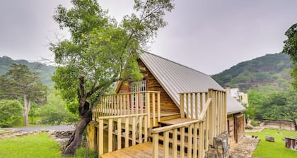 Chic 'tree House' Studio ~ 24 Mi to Bandera!