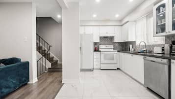 Full-size fridge, microwave, oven, stovetop