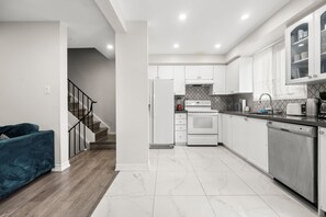 Full-sized fridge, microwave, oven, stovetop - GLOBALSTAY Rooming House in Scarborough (Toronto)