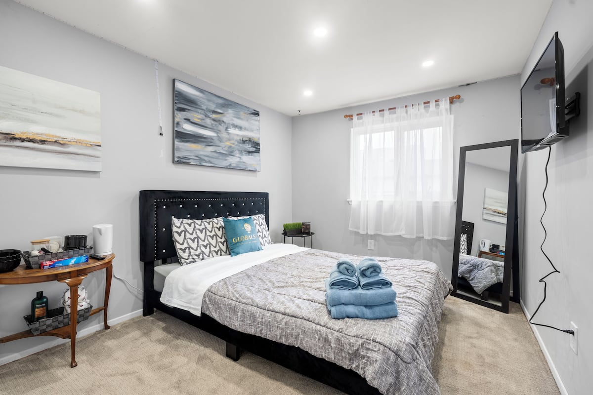 Quarto exclusivo, banheiro compartilhado, vista para a cidade | Individualmente decorados, individualmente mobiliados