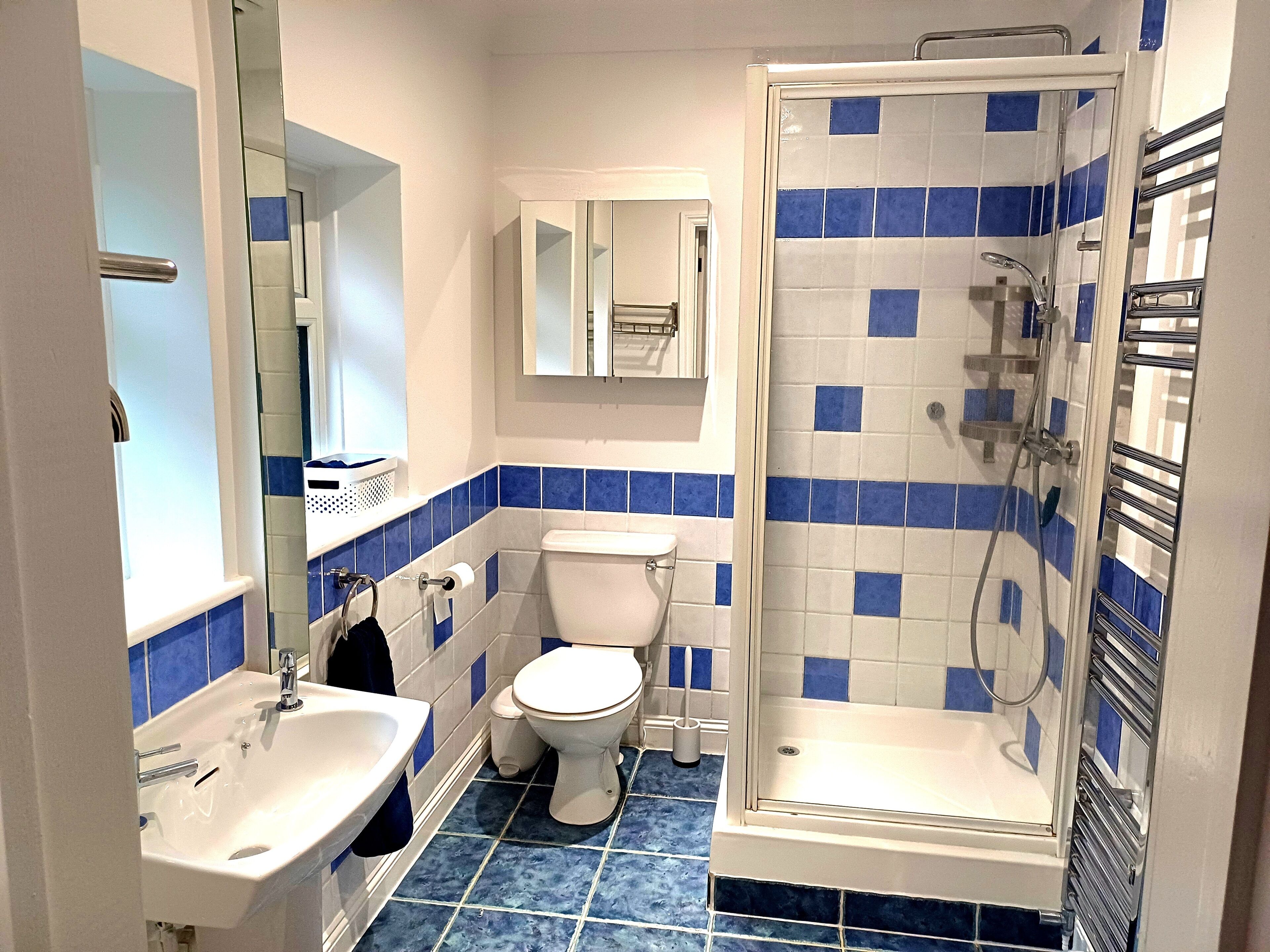 Doccia, asciugacapelli, asciugamani, sapone