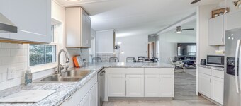 บ้านที่แกรนบูรี่ริมแม่น้ำพร้อมชานบ้านและท่าเรือสำหรับเรือ!