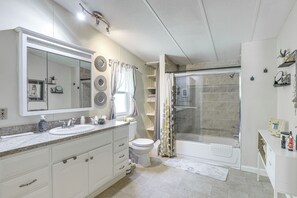 House (3 Bedrooms) | Bathroom - Riverfront Granbury Home w/ Patios & Boat Dock! (Granbury)