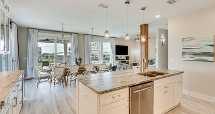Rooftop Deck & Hot Tub: Mexico Beach Home!