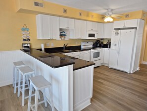 Microwave, coffee/tea maker - 2 Bedroom, 2 Bathroom Bayview Townhouse in Ocean City! Jamestown Rd #2 (Ocean City)