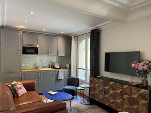 Smart TV - Studio Charmant Dans Louest Parisien, à Proximité de Larc de Triomphe (Paris)
