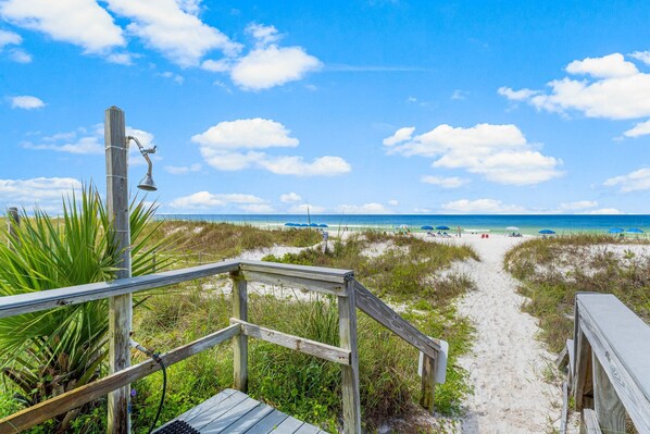 On the beach - FREE Golf&Tix! Updated, Cozy Beachfront Bargain, Amazing Views, Pool & Grills (Panama City Beach)