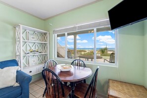 Dining - FREE Golf&Tix! Updated, Cozy Beachfront Bargain, Amazing Views, Pool & Grills (Panama City Beach)