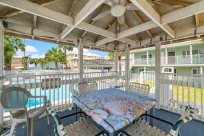 Outdoor dining - FREE Golf&Tix! Updated, Cozy Beachfront Bargain, Amazing Views, Pool & Grills (Panama City Beach)