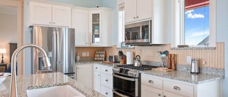 House, 4 Bedrooms | Private kitchen | Fridge, oven, coffee/tea maker