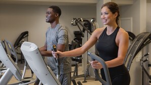 Ett gym med motionscyklar och annan träningsutrustning.