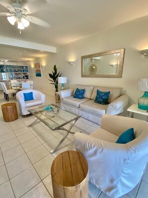 タウンホーム 2 ベッドルーム | リビング エリア | スマートテレビ