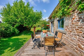 Outdoor dining - Lovely cottage for 6, Bigoudene's countryside (Combrit)