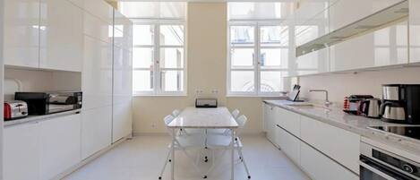 Kühlschrank, Mikrowelle, Ofen, Herdplatte