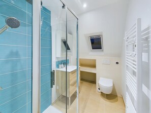 Shower, hair dryer - Lovely, colourful family home for 6 (Le Guilvinec)