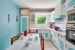 Fridge, microwave, oven, dishwasher - Lovely, colourful family home for 6 (Le Guilvinec)