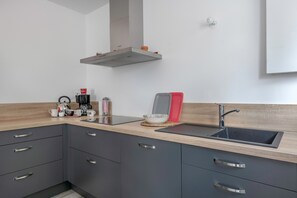 Kühlschrank, Ofen, Geschirrspüler, Wasserkocher mit Kaffee-/Teezubehör
