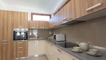 Vila luxo | Cozinha privada | Geladeira, fogão, cooktop, lava-louças