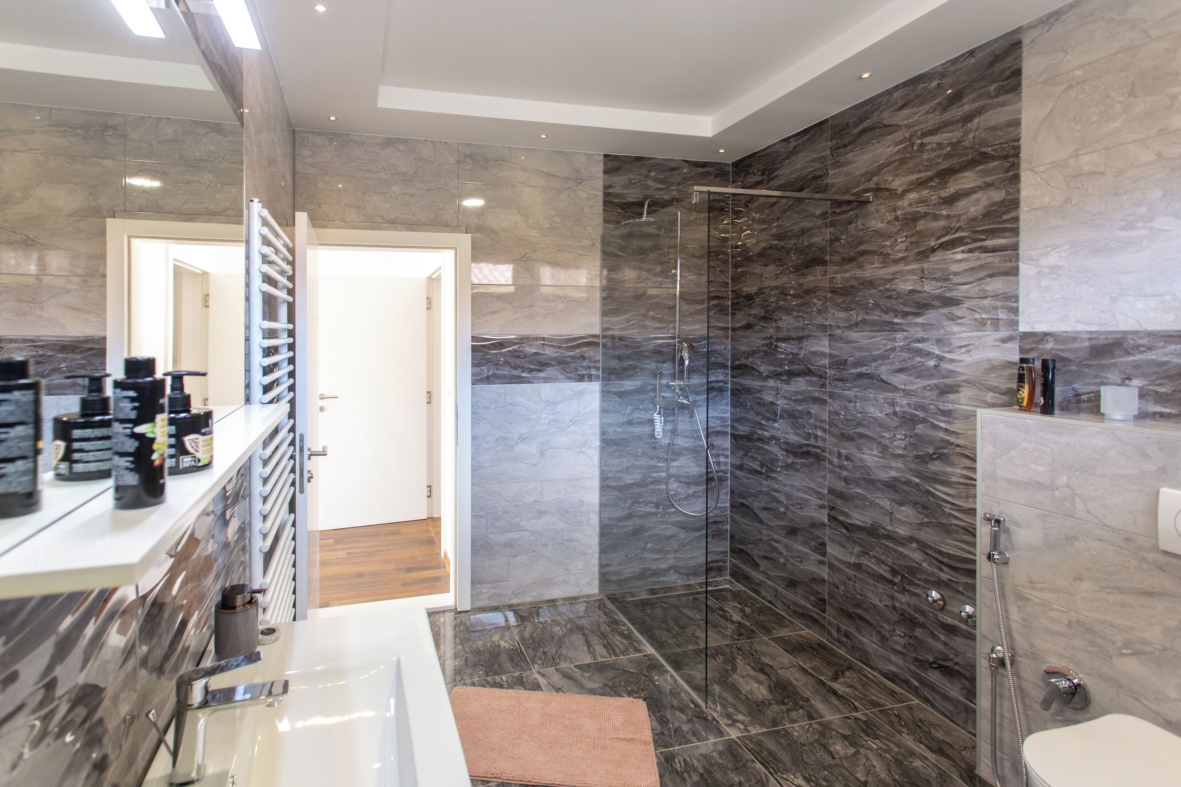 Deluxe Villa | Bathroom | Shower, rainfall showerhead, towels