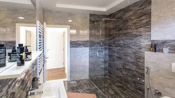 Villa Deluxe | Badrum | Dusch, regndusch och handdukar