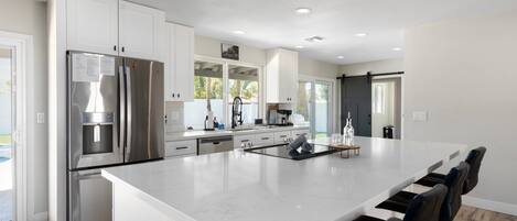 Réfrigérateur, micro-ondes, four, plaque de cuisson