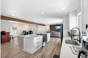 Kjøleskap, mikrobølgeovn, ovn og kokeplater