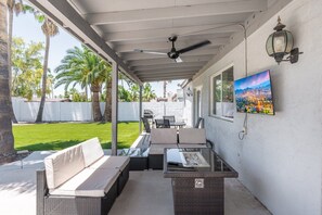 Outdoor dining - 4BD| Mid Terms Welcome | 31+ Day Stays (Scottsdale)