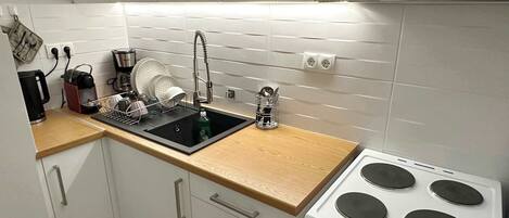 Fridge, oven, stovetop, coffee/tea maker