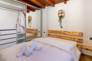 3 bedrooms, desk, iron/ironing board, travel crib