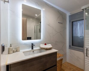 Regadera, secadora de cabello, toallas 