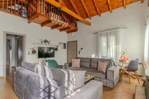 Una televisión, una chimenea, una oficina