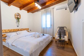 3 chambres, bureau, fer et planche à repasser, lit de bébé portatif