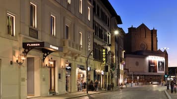 Un edificio histórico con un teatro y un hotel llamado 'Florenz' en la planta baja.