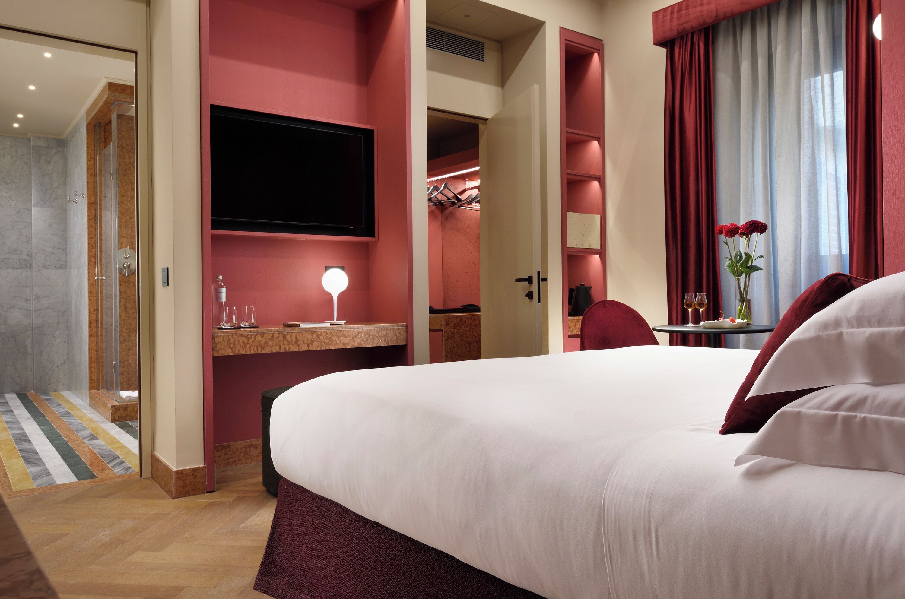Hochwertige Bettwaren, Daunenbettdecken, Pillowtop-Betten, Minibar
