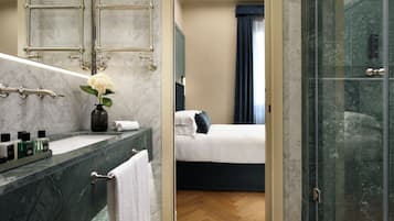 Classic Room | Premium bedding, down comforters, pillowtop beds, minibar