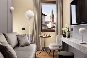 Junior Suite | Oppholdsområde | En 43-tommers smart-TV med Parabol-TV