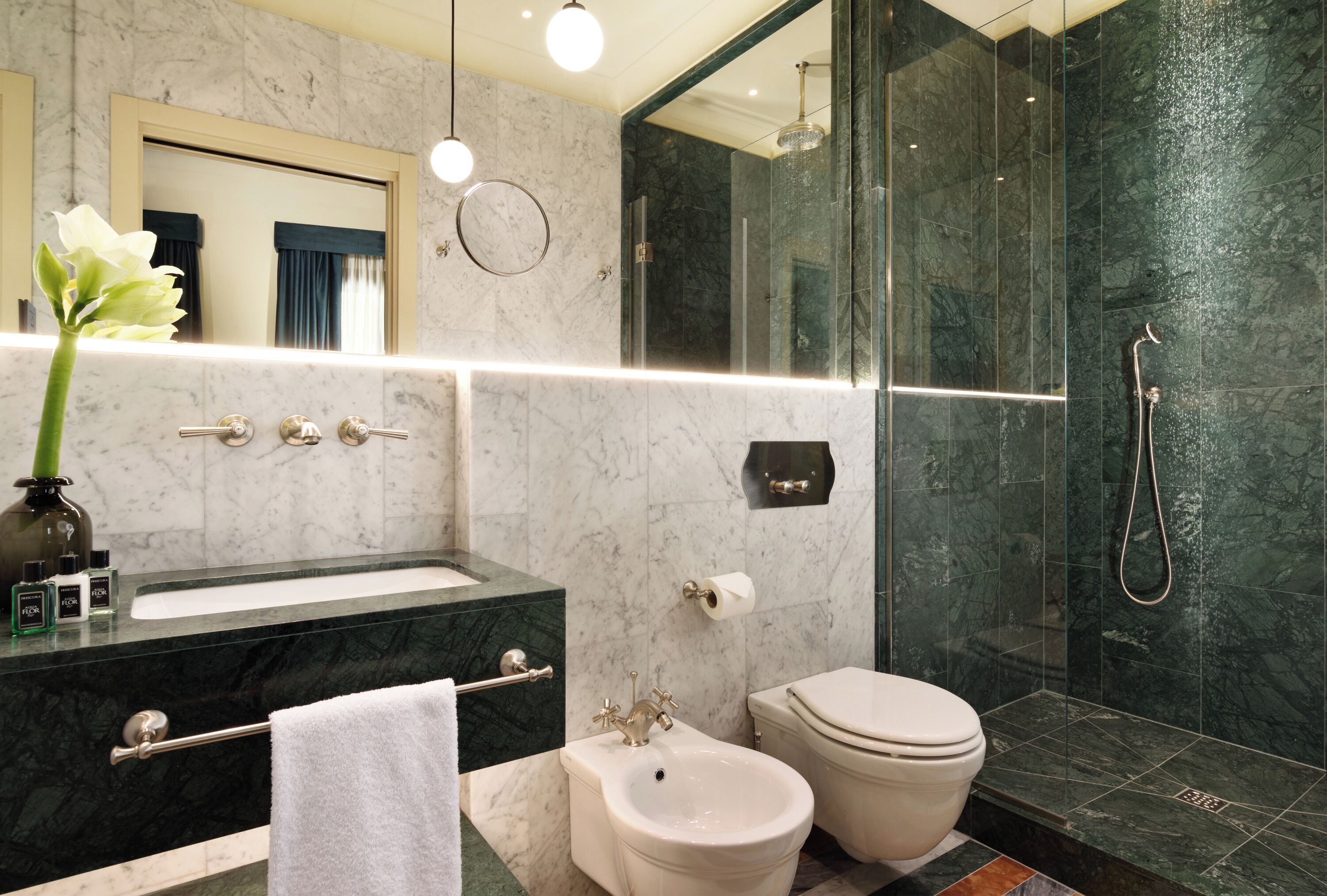 Classic Room | Bathroom | Shower, rainfall showerhead, hair dryer, bathrobes