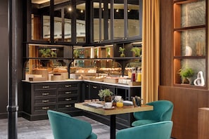 Café da manhã com buffet grátis todos os dias
