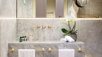 Junior Suite | Banheiro | Chuveiro, chuveiro com efeito de chuva, secador de cabelo