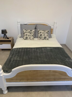 2 dormitorios, tabla de planchar con plancha, cuna de viaje