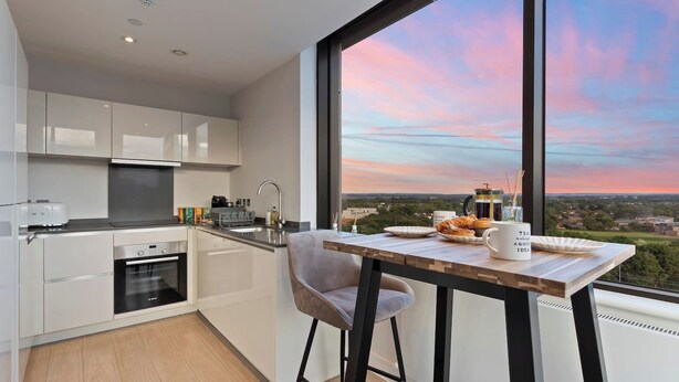 Une cuisine moderne dotée d’une grande fenêtre offrant une vue panoramique.