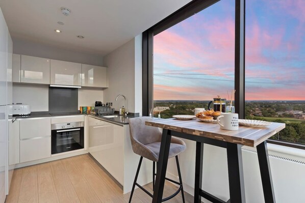 Fridge, microwave, oven, stovetop - Heathrow Family Luxury Apartment Sleeps 4 - TURBO Wi-Fi (Sunbury-on-Thames)